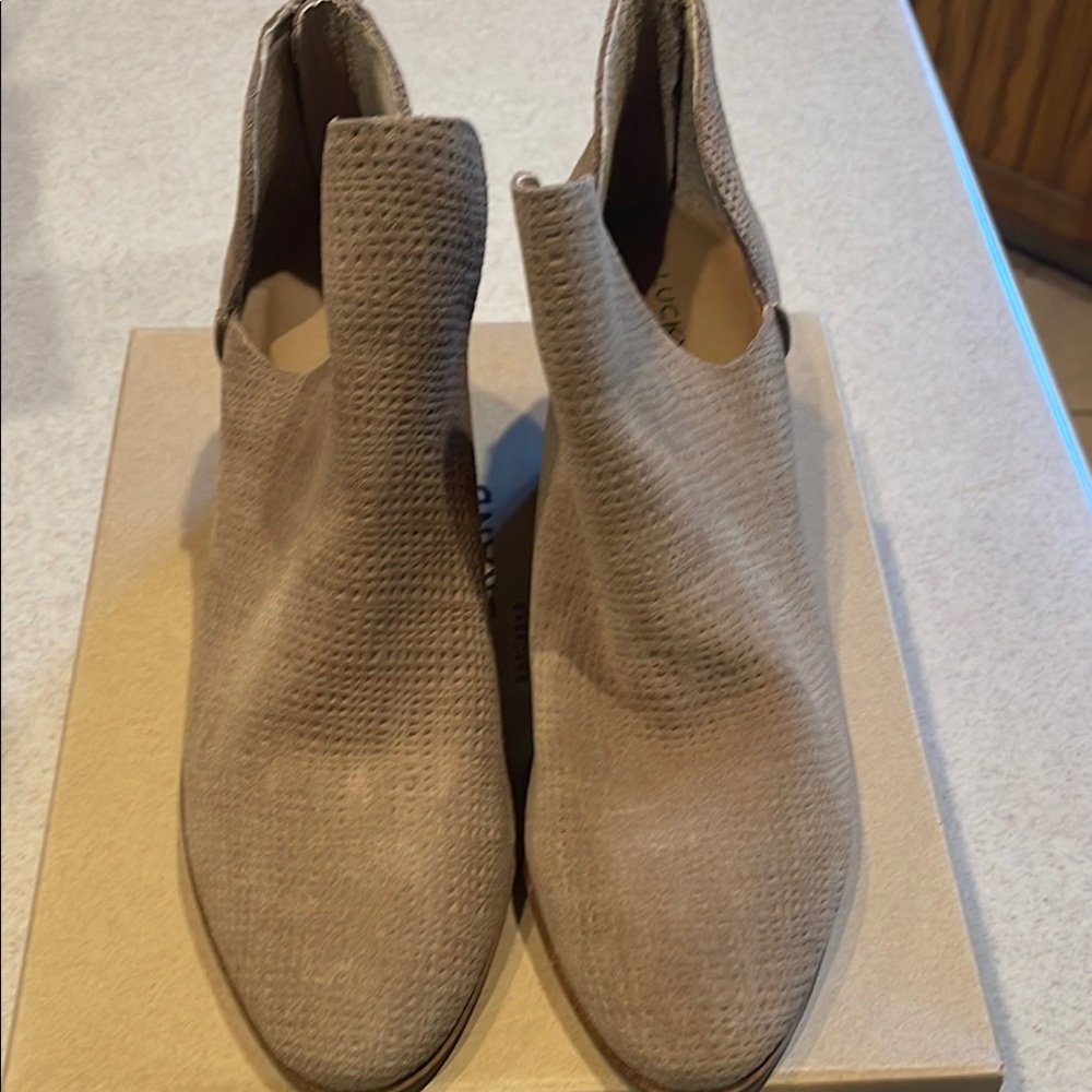 Lucky Brand Women's Textured Brown Ankle Booties